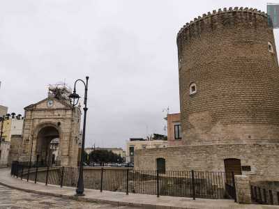 ...e una manciata di metri pi� avanti, il massiccio Torrione Angioino: quest'ultimo fu eretto nel nel XIV secolo a difesa dell'adiacente Porta Baresana, monumento rinascimentale orientato verso l'ex frazione bitontina di Santo Spirito
